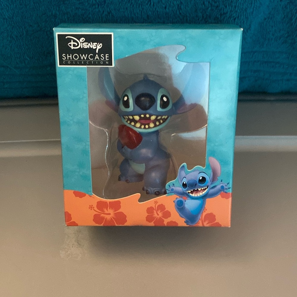 Disney Showcase Collection Enesco Stitch clutching heart figure figurine